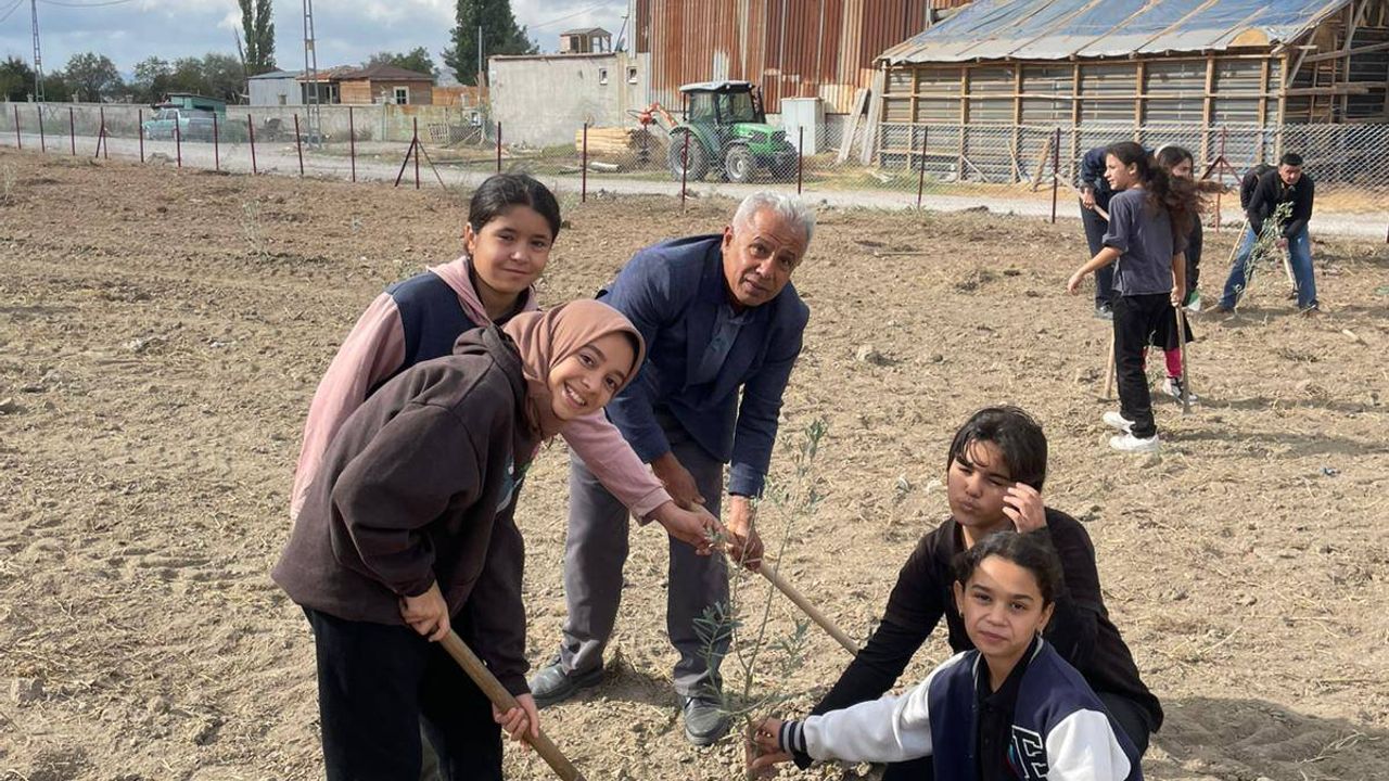 Cumhuriyet Bayramı’nda Orman Şehitleri Anısına Zeytin Fidanı Dikildi