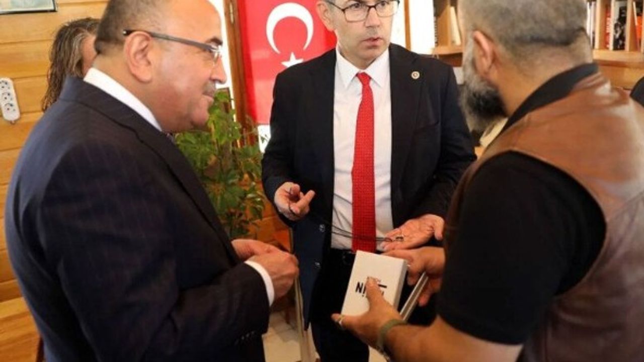 Cumhuriyet Bayramında Atatürk’e Saygı