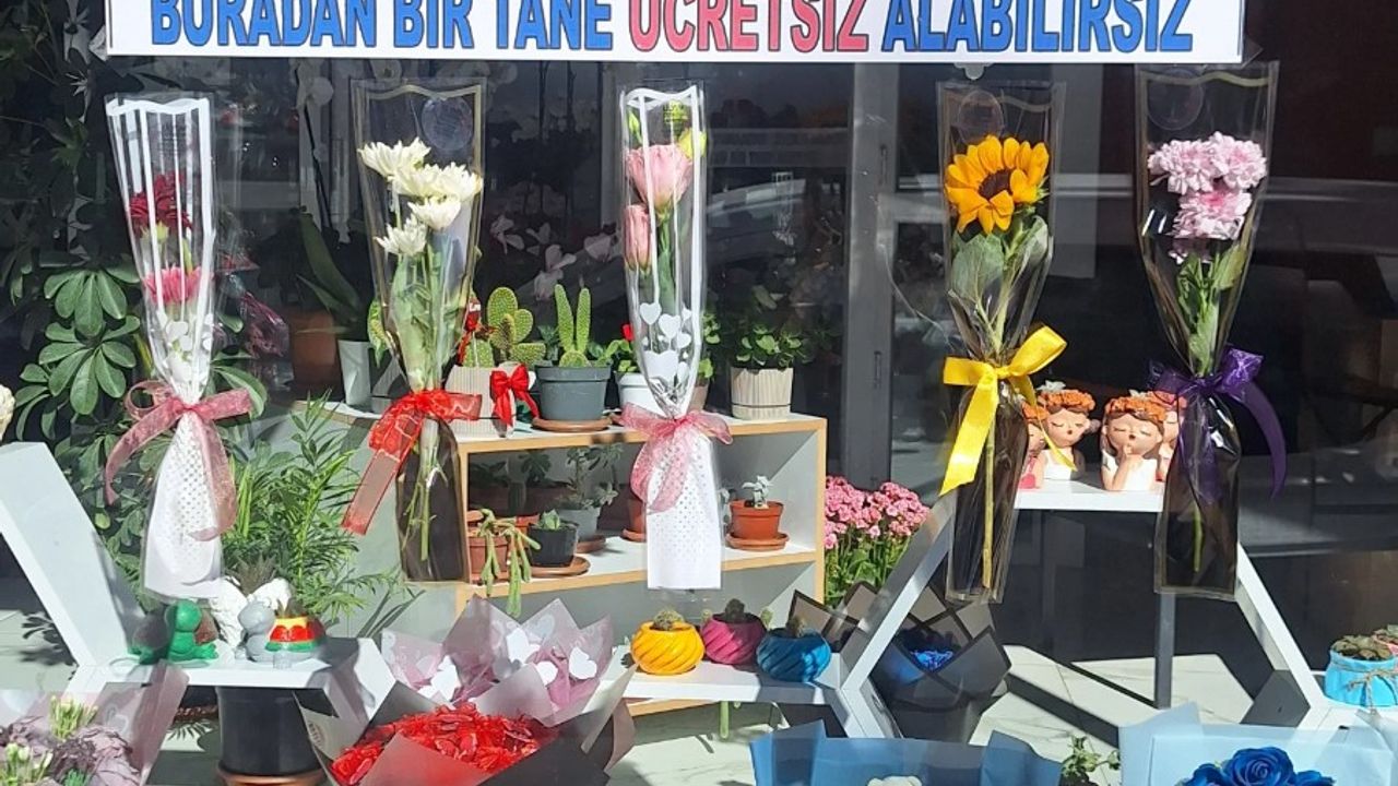 Şarkikaraağaç’ta çiçekçiden kadınlara anlamlı jest