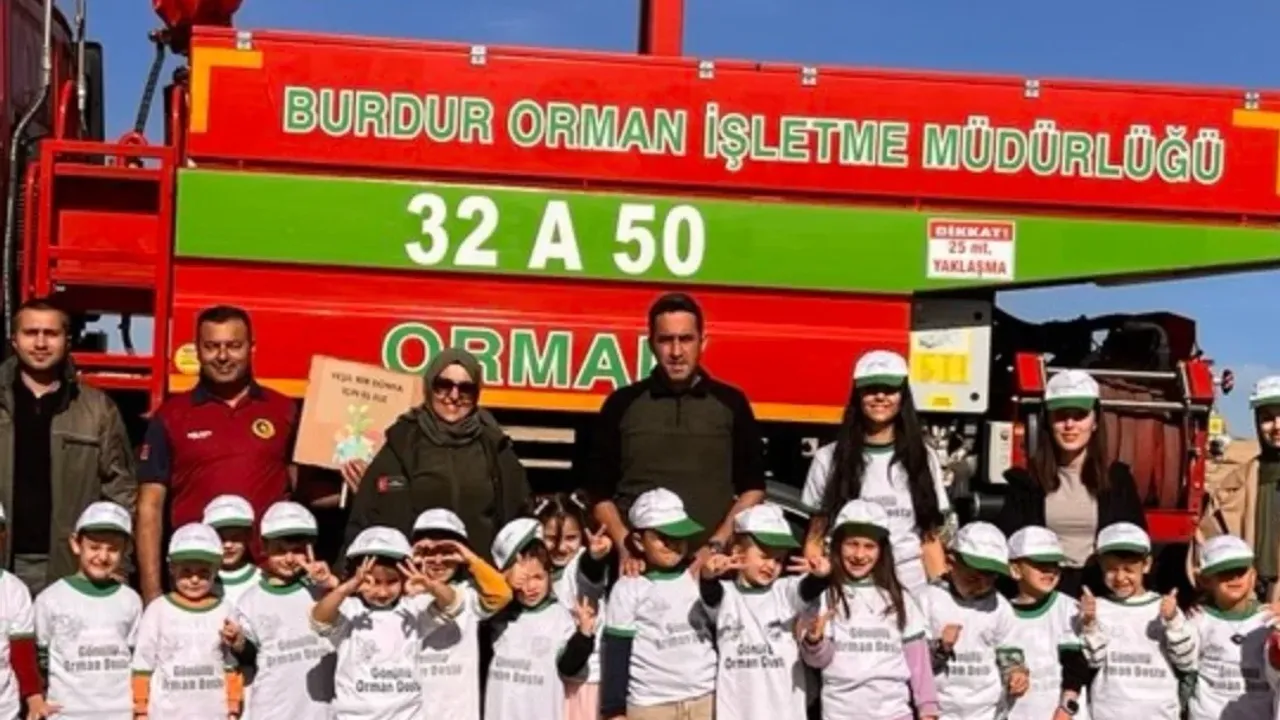 Burdur’da minik öğrenciler Yeşil Vatan için fidan dikti