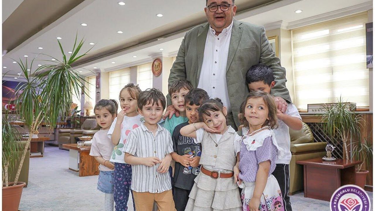 Keçiborlu'da Miniklerden Başkan Parlak'a Babalar Günü Ziyareti