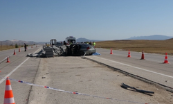 Burdur'da korkunç kaza: 2 ölü, 1 yaralı var. Araç bordür taşı yığınına çarptı