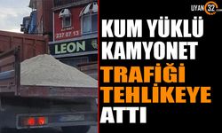 Kum Yüklü Kamyonetin Dikkatsizliği Büyük Tehlike Yarattı