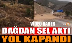 Dağdan gelen sel yolu ulaşıma kapattı