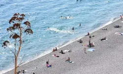 Antalya’da Güneşli Hava Tatilcileri Sahillere Çekti