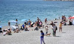 Antalya Sahillerinde Güneşli Hava Hareketlilik Yaratıyor