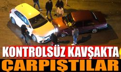 Kontrolsüz Kavşakta 2 Araç Çarpıştı