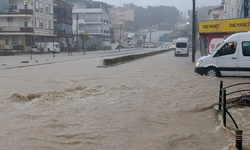 Antalya’da Sağanak Yağış Hayatı Olumsuz Etkiledi