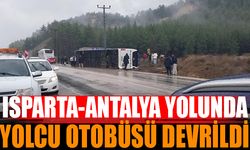 Isparta-Antalya Karayolunda Yolcu Otobüsü Devrildi