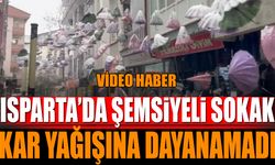 Şemsiyeli Sokak Kar Yağışına Dayanamadı