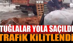 Isparta’da seyir halindeyken kasasındaki tuğlaların yola döküldü