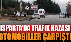 Isparta’da iki otomobilin çarpıştı yaralılar var