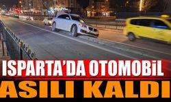 Isparta'da otomobil kaldırımda asılı kaldı