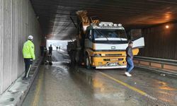 Denizli’de Vinç Alt Geçitte Sıkıştı, Trafik Aksadı