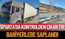 Isparta’da Kontrolden Çıkan TIR Bariyerlere Saplandı