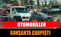 Otomobiller Kavşakta Çarpıştı