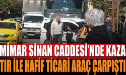 Isparta’da tır ile hafif ticari araç çarpıştı