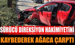 Isparta’da sürücü direksiyon hakimiyetini kaybederek ağaca çarptı