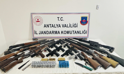 Antalya’da Silah Kaçakçılığı Operasyonu: 10 Zanlı Yakalandı