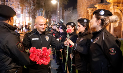 Antalya’da 8 Mart’ta Görev Yapan Kadın Polislere Karanfil