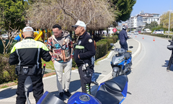 Manavgat’ta Kasksız Yakalanan Motosiklet Sürücüsünün Ehliyetine El Konuldu