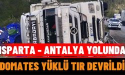 Isparta - Antalya Yolunda Domates Yüklü TIR Devrildi