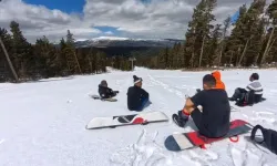 Sarıkamış’ta Baharda Kış Keyfi: Nisan Ayında Snowboard Şöleni