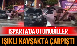 Isparta'da Otomobiller Işıklı Kavşakta Çarpıştı.