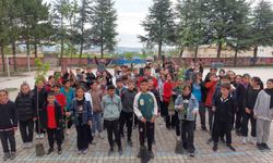 Afyon'da Öğretmen Ve Öğrenciler 100 Fidanı Toprakla Buluşturdu