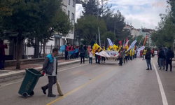 İşçi Bayramı Yürüyüşünde Görev Başındaki Temizlik İşçisi Dikkat Çekti