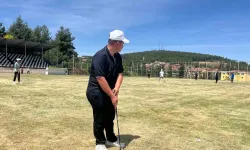 Golf oynayan huzurevi sakinleri, azim ve enerjileriyle alkış aldı
