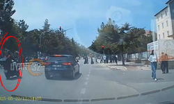 Isparta’da okul önünde tehlikeli anlar: Kurye kırmızı ışıkta geçti, öğrenciler son anda kurtuldu