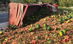 Antalya’da Karpuz Yüklü Kamyon Şarampole Devrildi