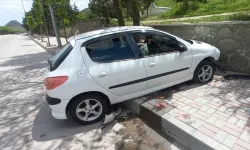 Afyonkarahisar’da Otomobil Mezarlık Duvarına Çarptı