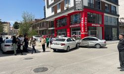 Otomobiller Çarpıştı; Kaza Anı Güvenlik Kameralarına Yansıdı
