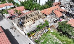 Yangında zarar gören evde tadilat çalışması sürüyor