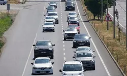Denizli’de Bayram Dönüşü Trafik Yoğunluğu: Polis Ekiplerinden Hem Denetim Hem İkram
