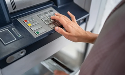 ATM'de Kartınızı Takmadan Önce Bu Tuşa Basmazsanız Dolandırılabilirsiniz!