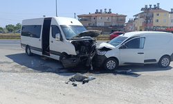 Manavgat’ta Feci Kaza: Tur Aracıyla Ticari Araç Çarpıştı