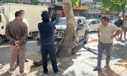 Kadın Sürücü Direksiyon Hakimiyetini Kaybederek Ağaca Çarptı