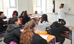 Lisede Devamsızlık Hakkı 2025: Kaç Gün Devamsızlık Sınıfta Bıraktırır? Belge Almak İçin Şartlar Neler?