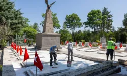 Afyonkarahisar Belediyesi’nden Mezarlıklarda Bayram Temizliği