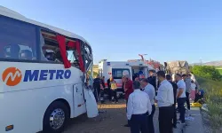 Otobüs Ve Tır Çarpıştı, 24 Yaralı
