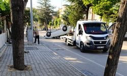 Isparta’da Kontrolden Çıkan Otomobil Refüjdeki Ağaca Çarptı: 1 Yaralı