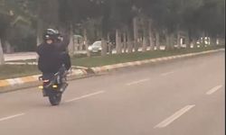 Plakasız Motosikletle “Ön Kaldırarak” İlerledi, Trafikte Tehlike Saçtı