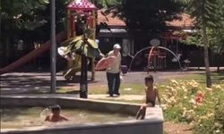 Sıcaklardan Bunalan Çocuklar Soluğu Süs Havuzunda Aldı