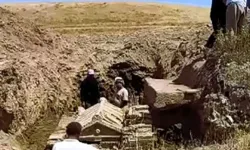 Tarlayı kazarak buldukları lahdi bırakıp kaçtılar