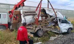Afyon’da hemzemin geçitte korkunç kaza: Tren, minibüse çarptı!