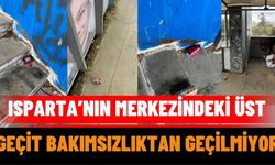 Isparta’nın Merkezindeki Üst Geçit Bakımsızlıktan Geçilmiyor