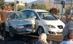 Isparta’da İki Otomobil Çarpıştı: 2 Kişi Yaralandı
